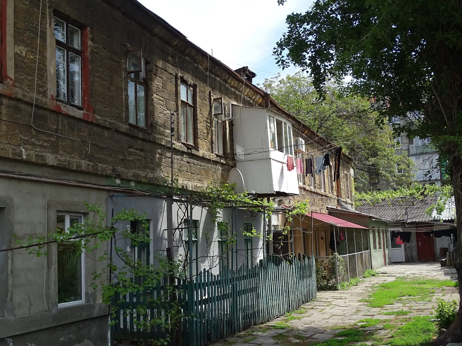 Двір на Молдаванці: балкон, виноград та білизна на мотузках