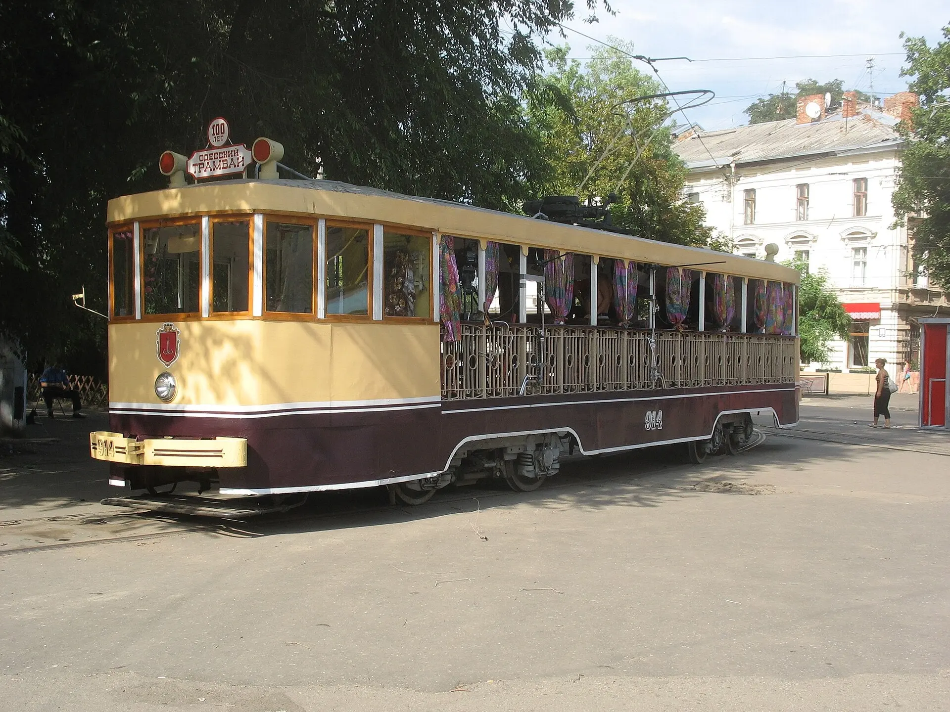 Ретро-трамвай на одеській вулиці