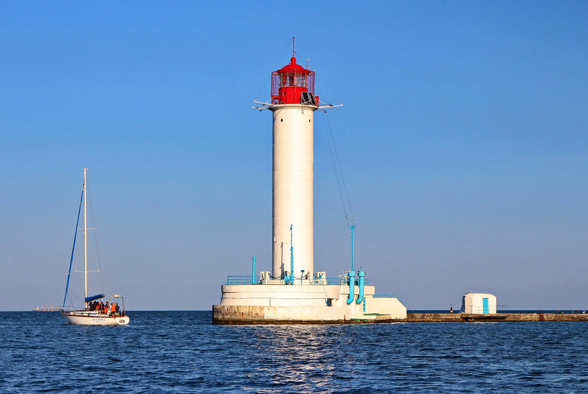 Воронцовский маяк и яхта в море