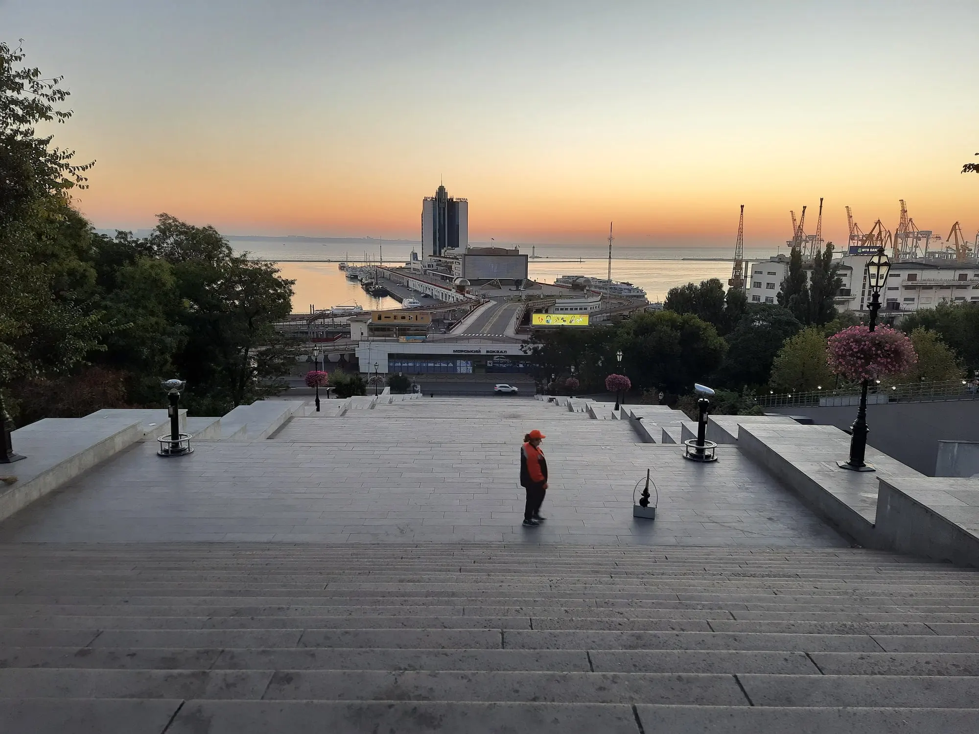 Потёмкинская лестница в тёплом свете зари над морем