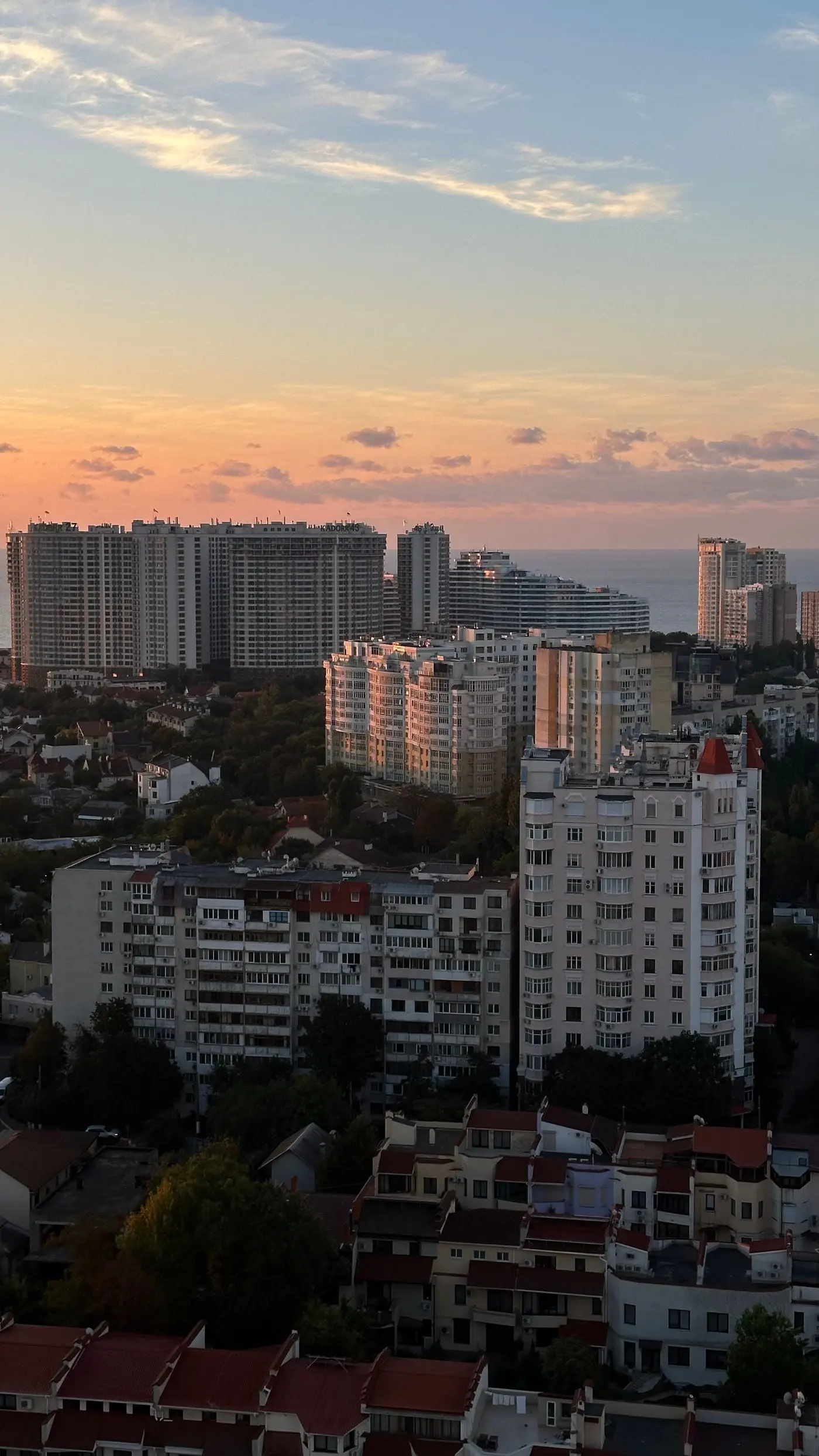 Одеса: багатоповерхові житлові комплекси на заході сонця